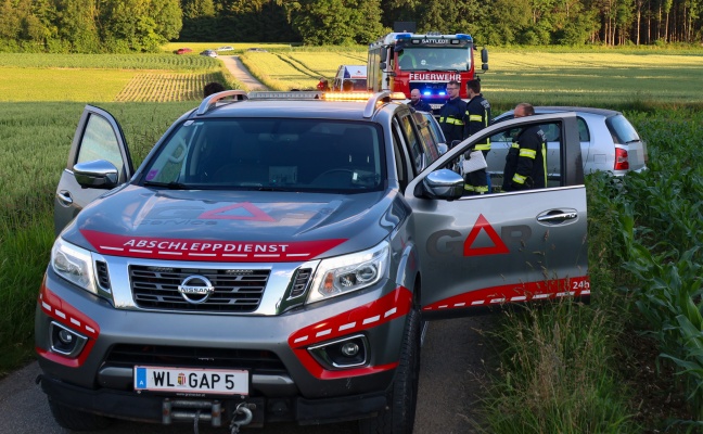 Kollision zweier PKW auf schmaler Straße in Sattledt fordert eine verletzte Person