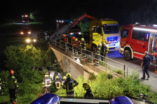 Autoberschlag: PKW bei Unfall in Weibern ber Bachbett gesprungen und unter Brcke geschleudert