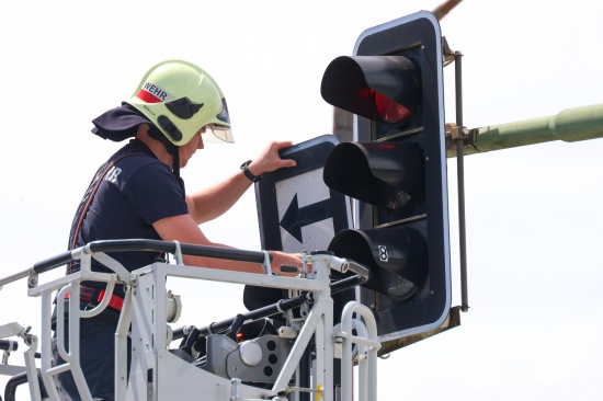 Sturmschaden: Zusatztafel einer Verkehrsampel in Wels-Neustadt drohte abzustrzen