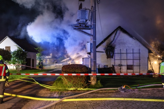 Vollbrand eines Bauernsacherls in Waizenkirchen sorgt für Großeinsatz von zwölf Feuerwehren