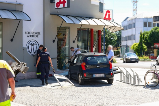 ltere Autolenkerin kracht mit PKW in Glasfassade einer Apotheke in Wels-Neustadt