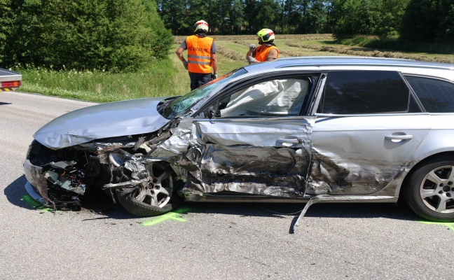 Drei Verletzte bei schwerem Crash mit vier Autos auf Rieder Strae bei Hofkirchen an der Trattnach