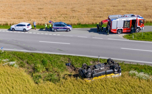 Abschleppwagen bei Verkehrsunfall auf Altheimer Straße in Weng im Innkreis überschlagen