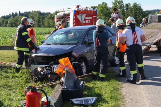 Auto gegen Gartenmauer: Zwei Schwerverletzte bei Verkehrsunfall in Prambachkirchen