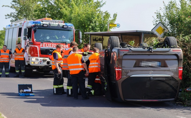 Auto bei Unfall auf Innviertler Strae in Wels-Puchberg am Dach liegend zum Stillstand gekommen