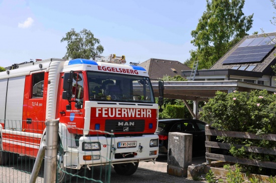 Zwei Feuerwehren bei Brandverdacht im Dachbereich eines Hauses in Eggelsberg im Einsatz