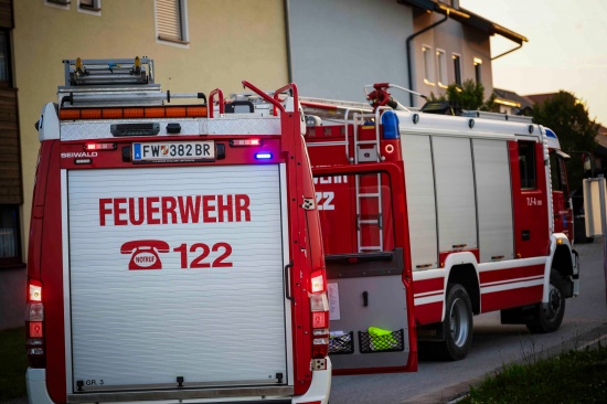 Vier Feuerwehren im Einsatz: Rasche Entwarnung nach gemeldetem Gebäudebrand in Eggelsberg