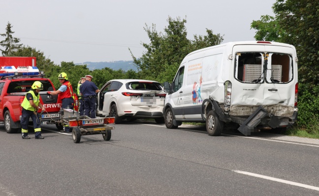 Mittagessen gerettet: Auffahrunfall mit drei beteiligten Fahrzeugen auf Eferdinger Strae in Alkoven