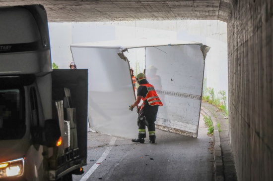 Unterfhrung gerammt: Aufbau eines Klein-LKW war zu hoch fr Westbahnunterfhrung in Wels