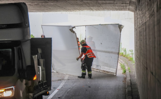 Unterführung gerammt: Aufbau eines Klein-LKW war zu hoch für Westbahnunterführung in Wels