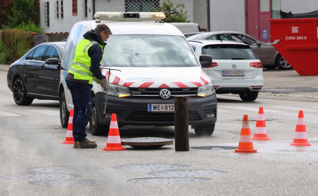 Fernwrme-Gebrechen: Feuerwehr und Energieversorger bei Wasseraustritt in Wels-Vogelweide im Einsatz