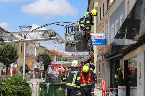 Schreckmoment in Kirchdorf an der Krems: Maibaum strzte beim Umschneiden auf Gebudefassade