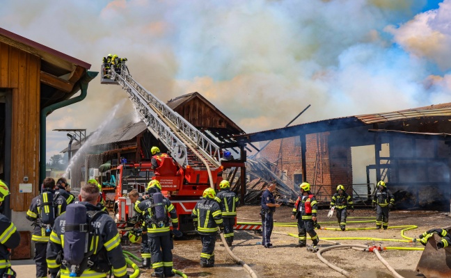 Grobrand: 17 Feuerwehren bei Brand eines Bauernhofes in St. Marienkirchen an der Polsenz im Einsatz