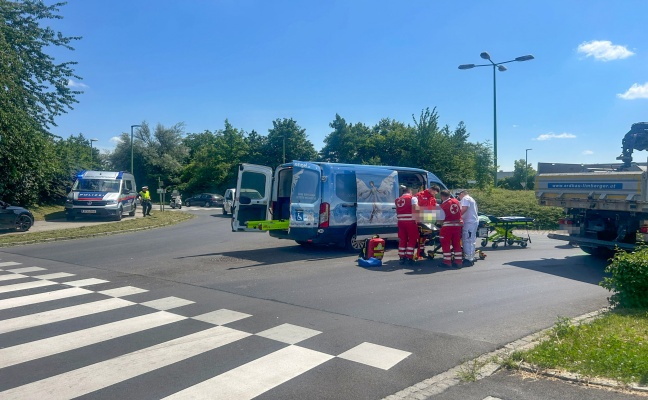 Schwerer Unfall zwischen Motorrad und LKW in Wels-Vogelweide