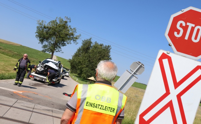 Kollision zwischen Taxi und Regionalzug auf einem Bahnübergang in Aurolzmünster fordert zwei Verletzte