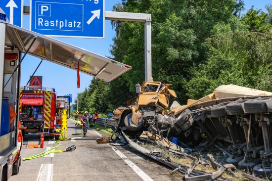 LKW-Sattelzug wickelte sich bei schwerem Unfall auf Westautobahn in Allhaming um Überkopfwegweiser