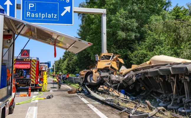 LKW-Sattelzug wickelte sich bei schwerem Unfall auf Westautobahn in Allhaming um berkopfwegweiser