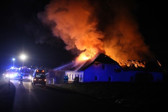 Dachstuhl eines Wohnhauses in Steinhaus in Vollbrand