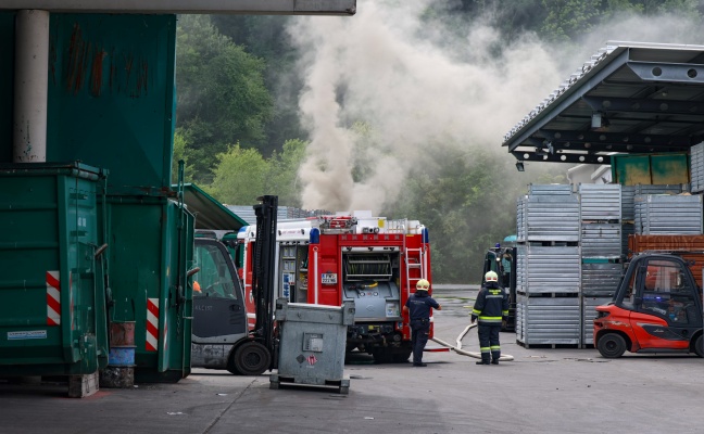 Brand eines Containers mit Elektroabfllen bei Abfallverwertungsunternehmen in Wels-Pernau