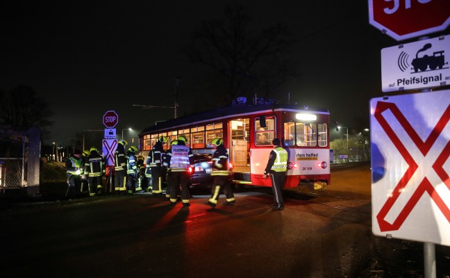 Unfall zwischen PKW und Lokalbahn-Triebwagen endet glimpflich