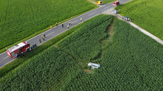 Mehrmals berschlagen: Auto bei schwerem Verkehrsunfall in Wolfern im Maisfeld gelandet