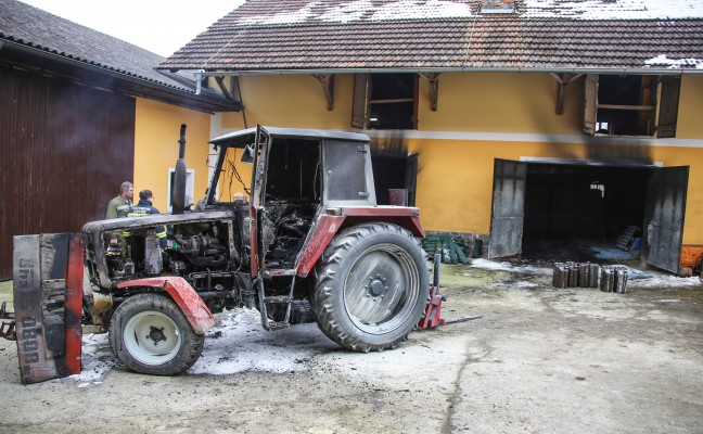 Traktorbrand in der Garage eines Bauernhofes verlief halbwegs glimpflich