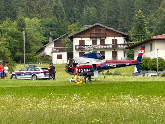 Kletterer mit Polizeihubschrauber aus Mahdlgupf-Klettersteig in Steinbach am Attersee ausgeflogen