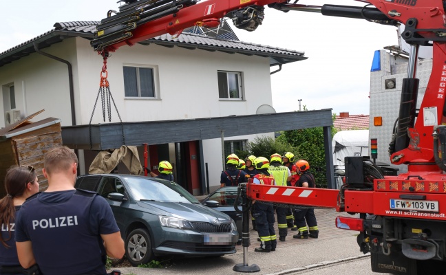 Carport eingestrzt: Missgeschick beim Ausparken aus Hauseinfahrt in Lambach