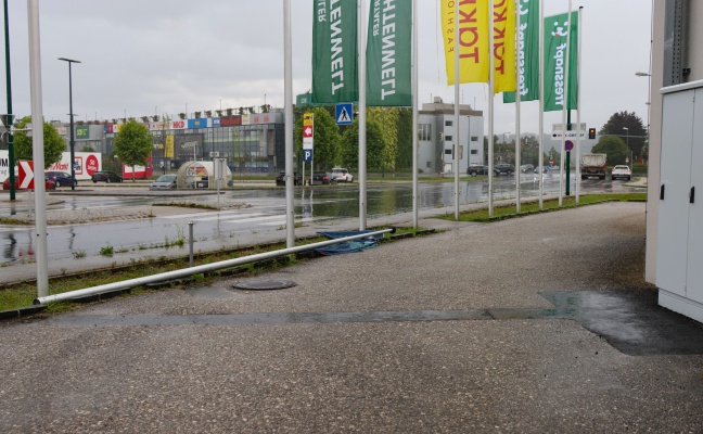 Fahnenmast in leicht schrger Lage sorgte fr Einsatz der Feuerwehr in Wels-Waidhausen