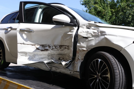 Schwerer Kreuzungscrash zwischen zwei PKW auf Wiener Strae bei Traun