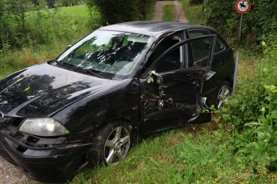 Autolenkerin nach Crash gegen Baum in Pfarrkirchen bei Bad Hall von Feuerwehr aus PKW befreit