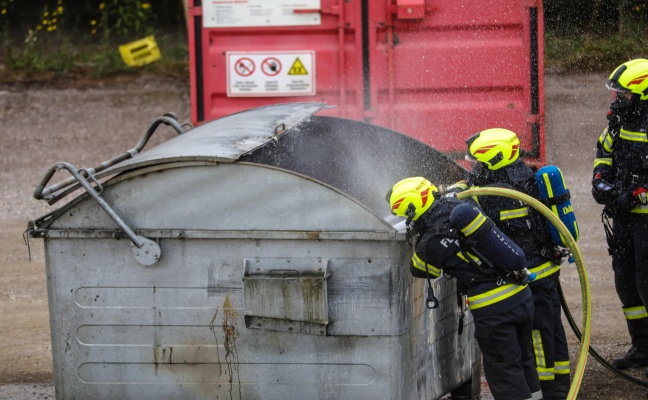 Drei Feuerwehren bei Containerbrand bei Logistikunternehmen in Hrsching im Einsatz