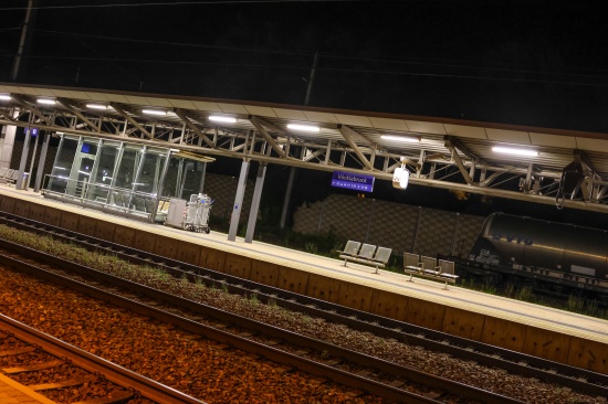 Vcklabruck: Mann im Bahnhofsbereich von durchfahrendem Zug berrollt und schwerst verletzt