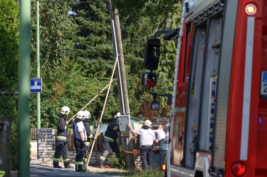 Sicherungsarbeiten: Umgest�rzter Telefonmast f�hrte zu Einsatz der Feuerwehr in Wels-Puchberg