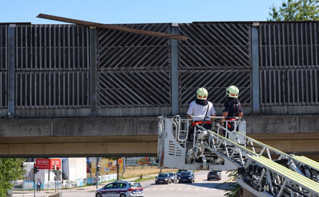 Lose Holzlatte drohte in eine Unterfhrung der Westbahnstrecke in Wels abzustrzen