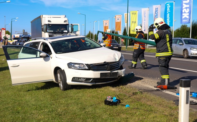 Auto bei Verkehrsunfall auf Wiener Strae in Wels-Waidhausen gegen Straenlaterne gekracht