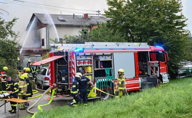 Heftige Explosion gemeldet: Fnf Verletzte nach grerem Brand in einem Feuerwerkslager in Pupping