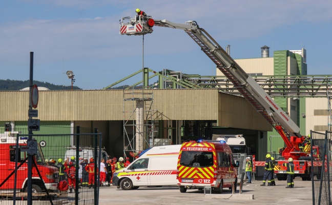 Personenrettung: Arbeiter in Aschach an der Donau etwa vier Meter tief in Schacht gestrzt