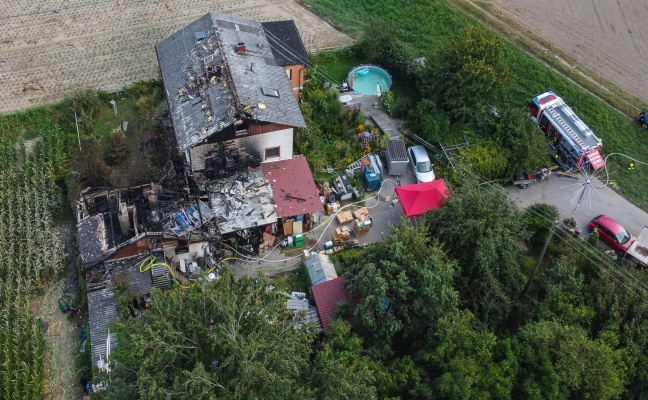 Entschrfungsdienst und Brandermittler nach Explosion in Feuerwerkslager in Pupping im Einsatz