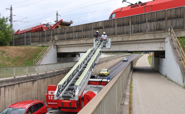 Sicherungsarbeiten durch Feuerwehr an Eisenbahnunterfhrung in Wels-Vogelweide