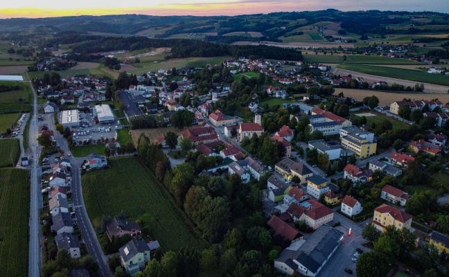 Prambachkirchen: Mann (64) bei Obsternte im Garten seines Hauses tdlich verunglckt