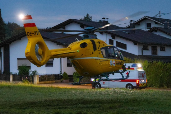 Notarzthubschrauber im Einsatz: Zwei Personen in Kematen am Innbach von Dach gestrzt