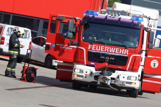 Einsatz der Feuerwehr nach K�hlmittelaustritt bei einem Unternehmen in Wels-Pernau