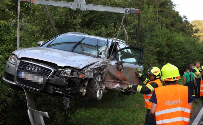 Unfall mit drei beteiligten Fahrzeugen auf Nibelungenstrae bei Hartkirchen