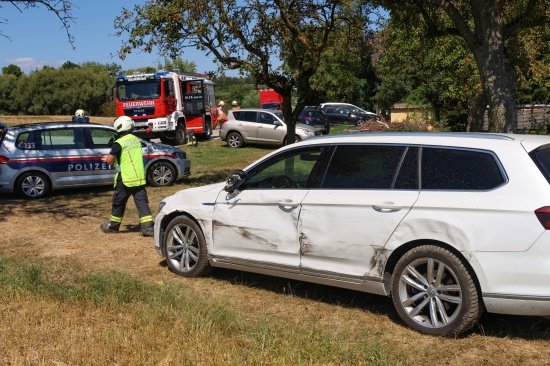 Aufrumarbeiten durch Feuerwehr nach Streifkollision in Buchkirchen
