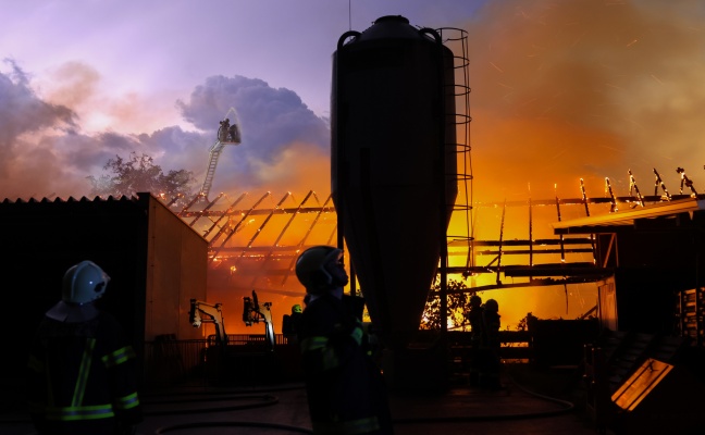 Groeinsatz: Blitzeinschlag setzte Wirtschaftstrakt eines Bauernhofes in Fraham in Brand