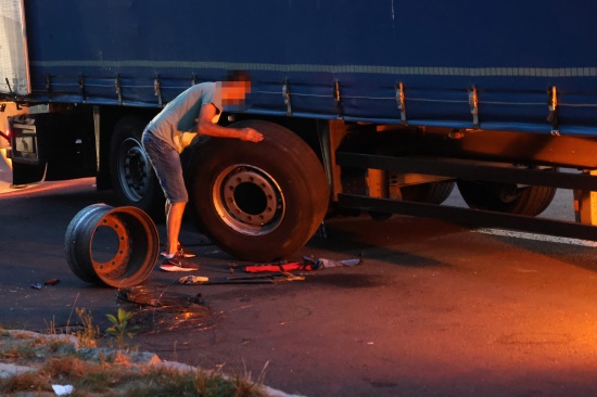 Brand eines LKW-Reifens lste Einsatz dreier Feuerwehren auf Innkreisautobahn bei Krenglbach aus