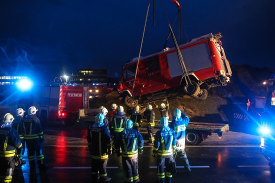 Kraneinsatz nach Verkehrsunfall zwischen PKW und Feuerwehrfahrzeug in Eferding