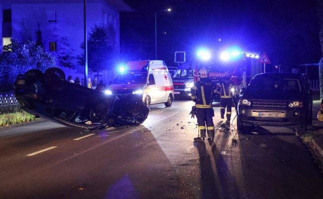 Autoberschlag nach heftiger Kollision mit parkendem PKW in Wels-Pernau