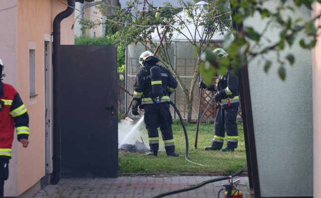 Mll verbrannt: Feuerwehr und Polizei in Wels-Schafwiesen im Einsatz